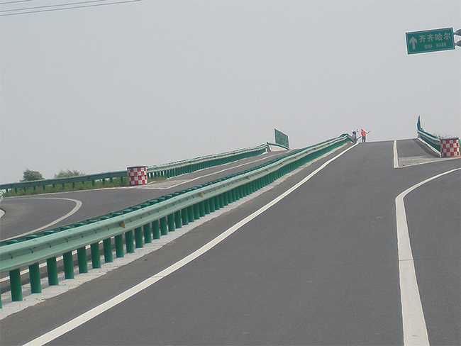 平凉高速公路护栏的材质与规格