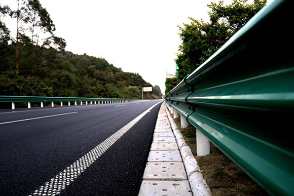 平凉高速公路护栏的常用类型